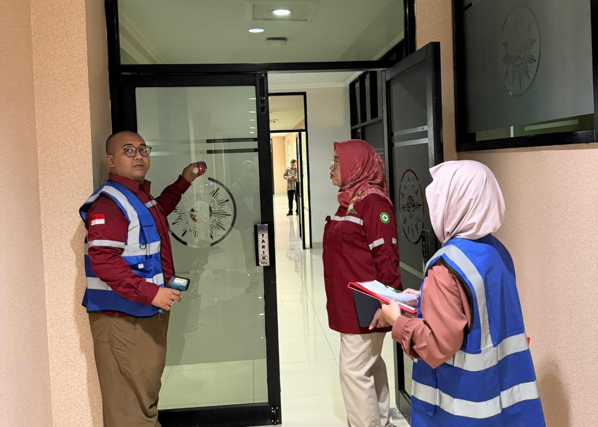 Tim auditor 1000 Cahaya meninjau tiap ruangan Gedung PP Muhammadiyah untuk mengambil data primer penggunaan listrik, AC, dan alat energi.