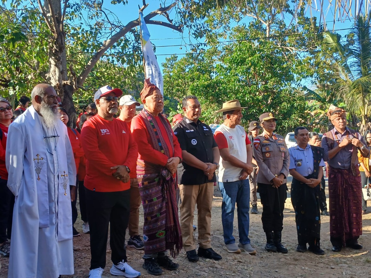Selain berziarah, 1.108 peserta jalan kaki memungut sampah di sepanjang jalur sebagai simbol gerakan merawat alam dari bencana ekologis.