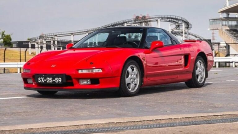 Honda NSX merah sasis T000233 milik Ayrton Senna dilelang RM Sotheby's dengan estimasi Rp 12–19 miliar.