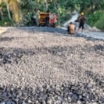 Pembuatan jalan lapen rute Igo ke Podol di Loloda Utara berlangsung sesuai aturan tanpa hambatan.