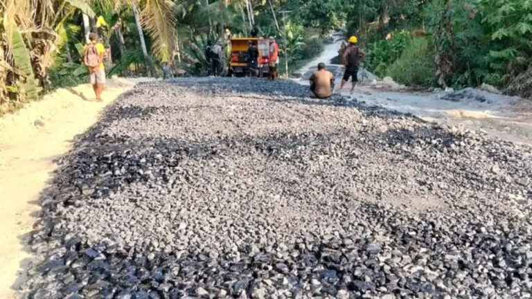 Pembuatan jalan lapen rute Igo ke Podol di Loloda Utara berlangsung sesuai aturan tanpa hambatan.