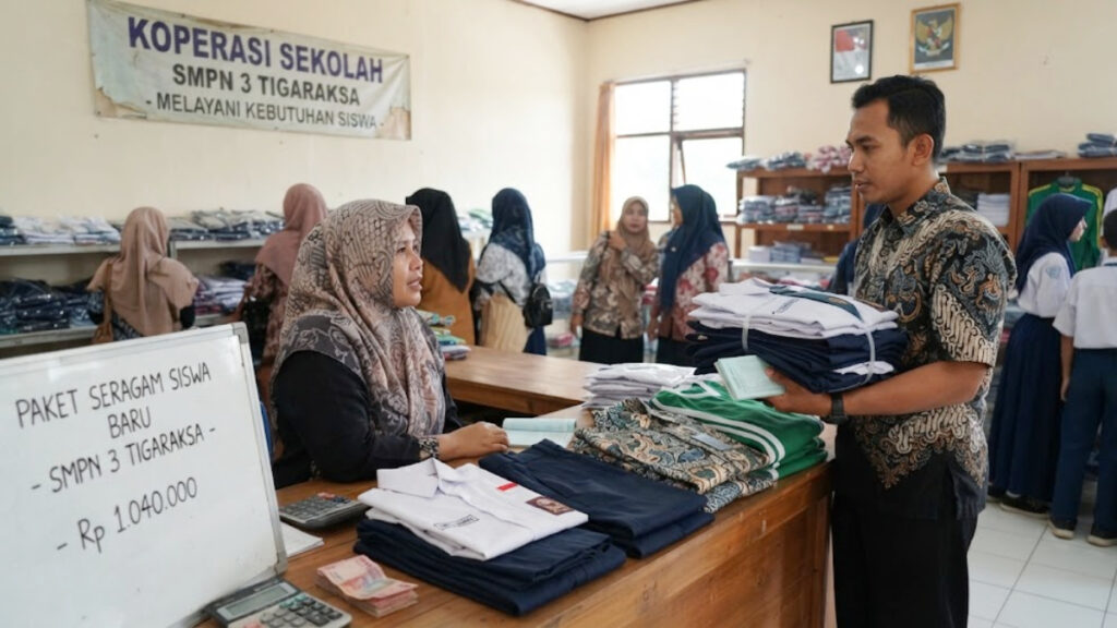 Orang tua siswa baru SMPN 3 Tigaraksa Kabupaten Tangerang diwajibkan membeli paket seragam senilai Rp1.040.000.