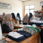 Orang tua siswa baru SMPN 3 Tigaraksa Kabupaten Tangerang diwajibkan membeli paket seragam senilai Rp1.040.000.