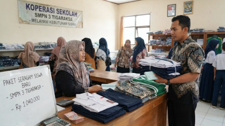 Orang tua siswa baru SMPN 3 Tigaraksa Kabupaten Tangerang diwajibkan membeli paket seragam senilai Rp1.040.000.