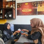 Suasana pelayanan transaksi non tunai menggunakan mesin EDC BRI di usaha Best Coffee dan Steak Pasuruan.