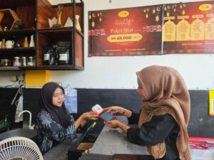 Suasana pelayanan transaksi non tunai menggunakan mesin EDC BRI di usaha Best Coffee dan Steak Pasuruan.