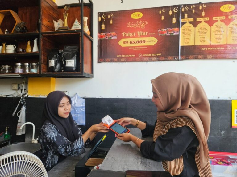 Suasana pelayanan transaksi non tunai menggunakan mesin EDC BRI di usaha Best Coffee dan Steak Pasuruan.