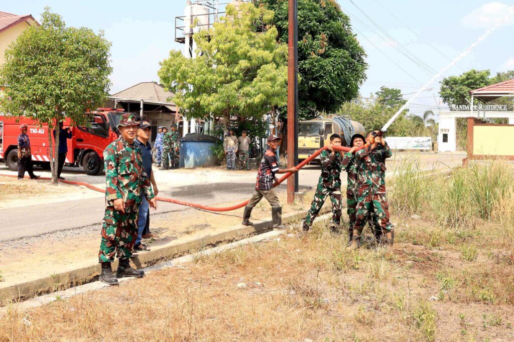 Personel Lanud Sjamsudin Noor bersama personel Satuan Radar 206 Banjarbaru mengikuti pelatihan pengoperasian dan penggunaan kendaraan khusus pemadam kebakaran di Jalan Sempati, Tegal Arum, Kecamatan Landasan Ulin, Kota Banjarbaru, Minggu (06/09/2026).