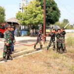Personel Lanud Sjamsudin Noor bersama personel Satuan Radar 206 Banjarbaru mengikuti pelatihan pengoperasian dan penggunaan kendaraan khusus pemadam kebakaran di Jalan Sempati, Tegal Arum, Kecamatan Landasan Ulin, Kota Banjarbaru, Minggu (06/09/2026).