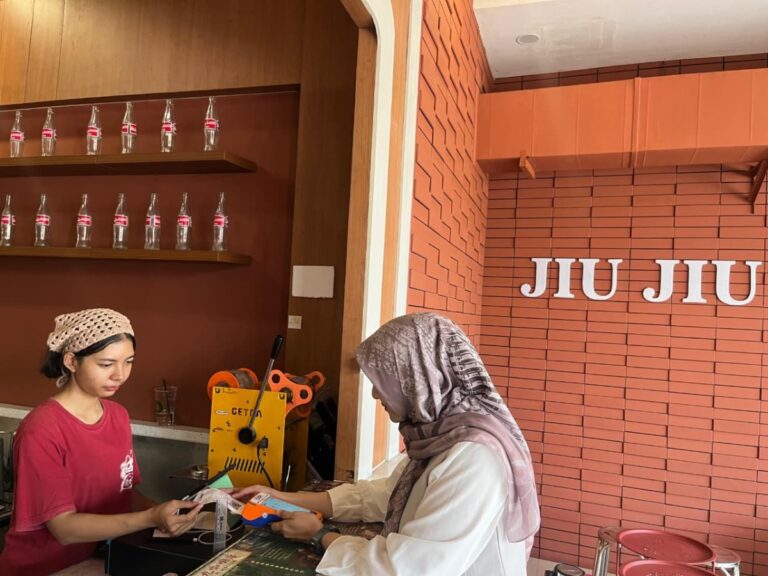 Jiu Jiu Kopitiam mengandalkan EDC dan aplikasi BRI Merchant dari BRI Pasuruan untuk kelancaran transaksi pembayaran.