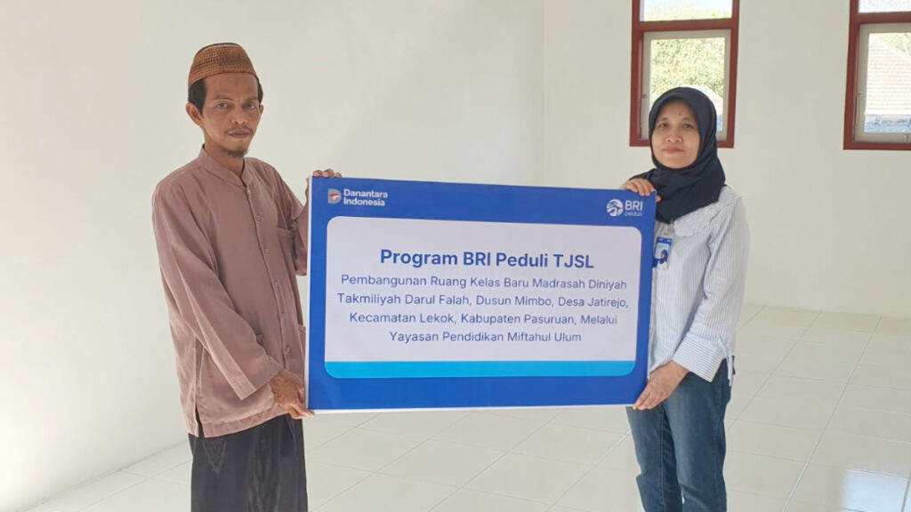 BRI Pasuruan menyerahkan bantuan pembangunan fasilitas ruang kelas baru untuk Madrasah Diniyah Takmiliyah Darul Falah melalui Program BRI Peduli TJSL.