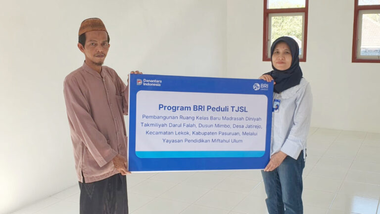 BRI Pasuruan menyerahkan bantuan pembangunan fasilitas ruang kelas baru untuk Madrasah Diniyah Takmiliyah Darul Falah melalui Program BRI Peduli TJSL.