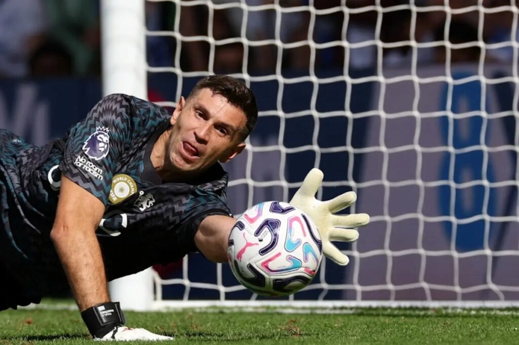 Emi Martinez ukir debut manis bersama Chelsea usai kalahkan Brighton 4-3. Xabi Alonso puji kepemimpinan sang kiper baru.