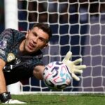 Emi Martinez ukir debut manis bersama Chelsea usai kalahkan Brighton 4-3. Xabi Alonso puji kepemimpinan sang kiper baru.
