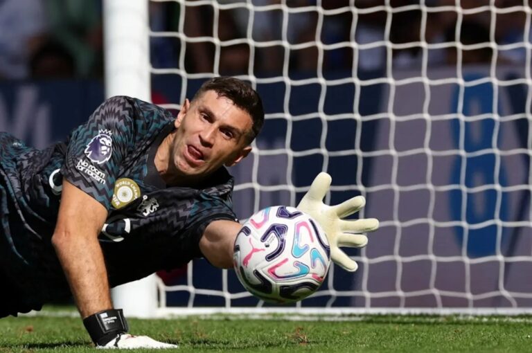 Emi Martinez ukir debut manis bersama Chelsea usai kalahkan Brighton 4-3. Xabi Alonso puji kepemimpinan sang kiper baru.