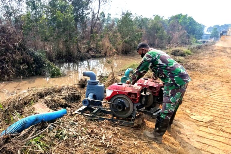 Personel Satgas Irigasi Lanud Sam secara rutin melakukan pengamanan sekaligus pemeriksaan sarana dan prasarana.